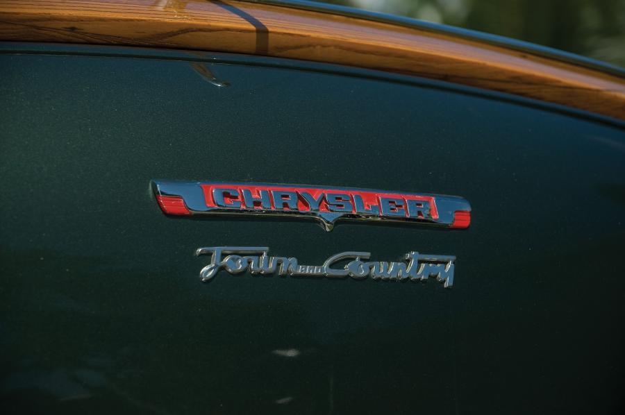 Логотип Chrysler Town & Country Convertible (C46N) 1949 года  (фото 36 из 41)